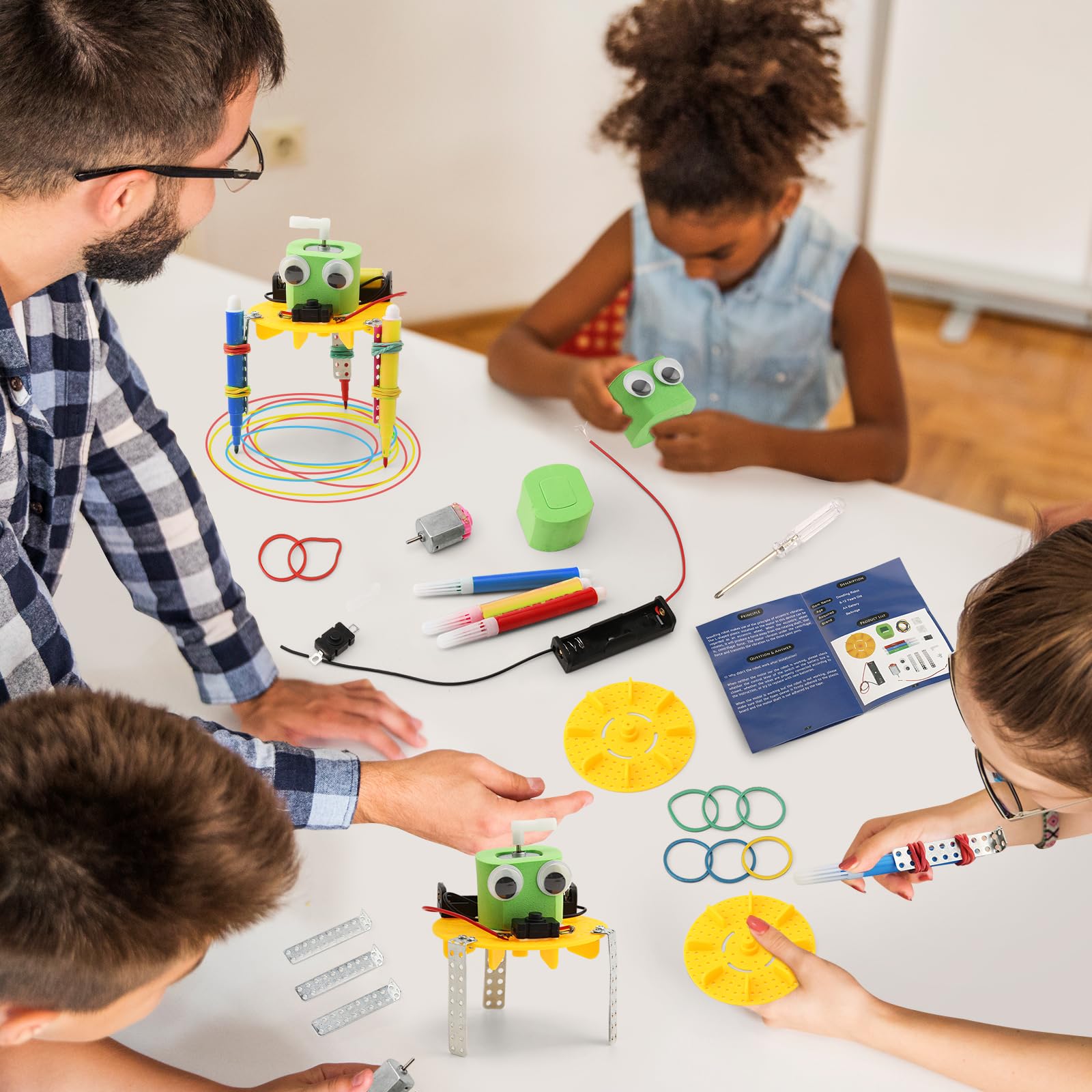 Набор из 4 конструкторов роботов-художников для детей 8-12 лет